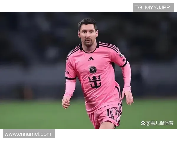 足球明星扔刀视频引发热议网友热评不断揭示背后故事与影响 足球明星扔刀视频引发热议网友热评不断揭示背后故事与影响